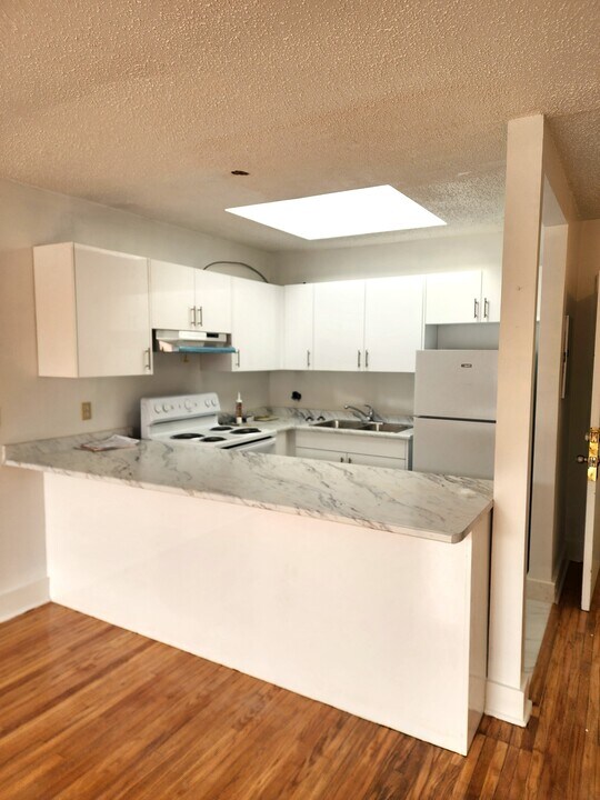 2122 Queen St in Toronto, ON - Building Photo