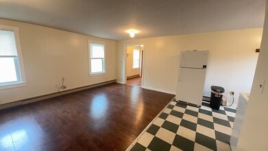 224 Rainbow St-Unit -4 in Royalton, VT - Foto de edificio - Building Photo