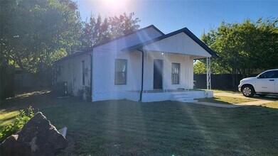 623 S Ruddell St in Denton, TX - Building Photo - Building Photo
