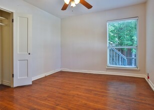 W Main St. Fourplexes in Houston, TX - Building Photo - Interior Photo