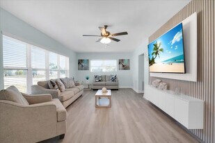 115 Leland St SE in Port Charlotte, FL - Building Photo