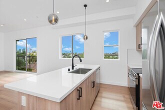 728 Robinson St in Los Angeles, CA - Building Photo - Building Photo