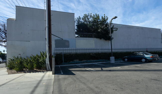 14411 W Vanowen St in Van Nuys, CA - Building Photo - Building Photo