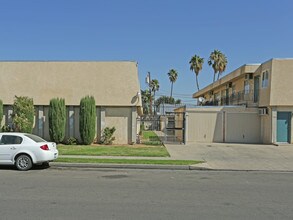 1360-1370 E Bulldog Ln in Fresno, CA - Building Photo - Building Photo