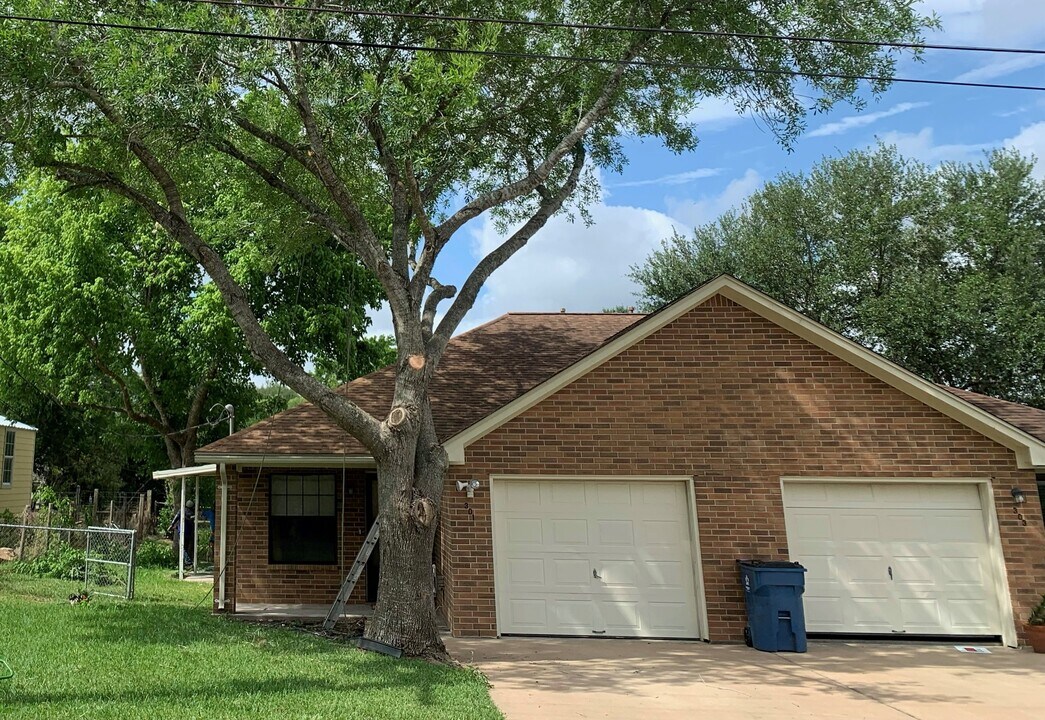 301 W Nichols St in Bellville, TX - Building Photo