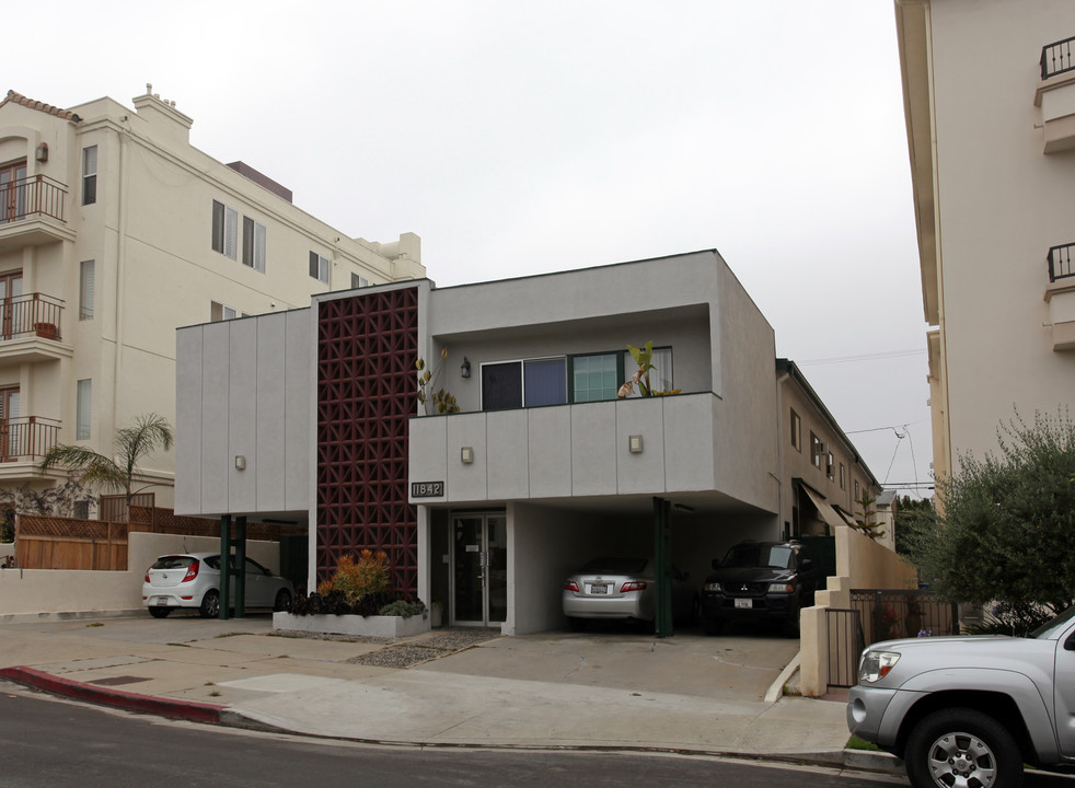 11842 Kiowa Ave in Los Angeles, CA - Building Photo