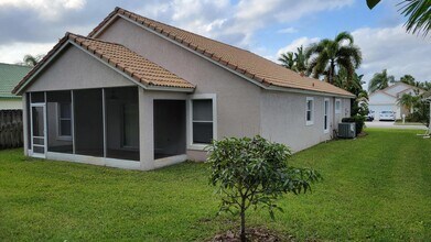 1651 Oak Berry Cir in Wellington, FL - Building Photo - Building Photo