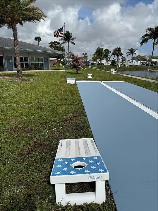 2200 N Park Rd in Hollywood, FL - Building Photo