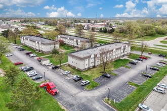 Douglas Park Apartments in Urbandale, IA - Building Photo - Building Photo