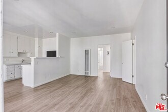 11746 Goshen Ave in Los Angeles, CA - Building Photo - Building Photo