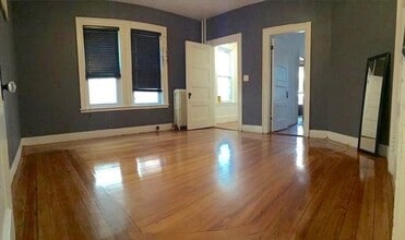 67 Greenleaf Ave, Unit 1 in Medford, MA - Foto de edificio - Building Photo
