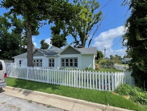 202 N 6th St in Rogers, AR - Building Photo - Building Photo