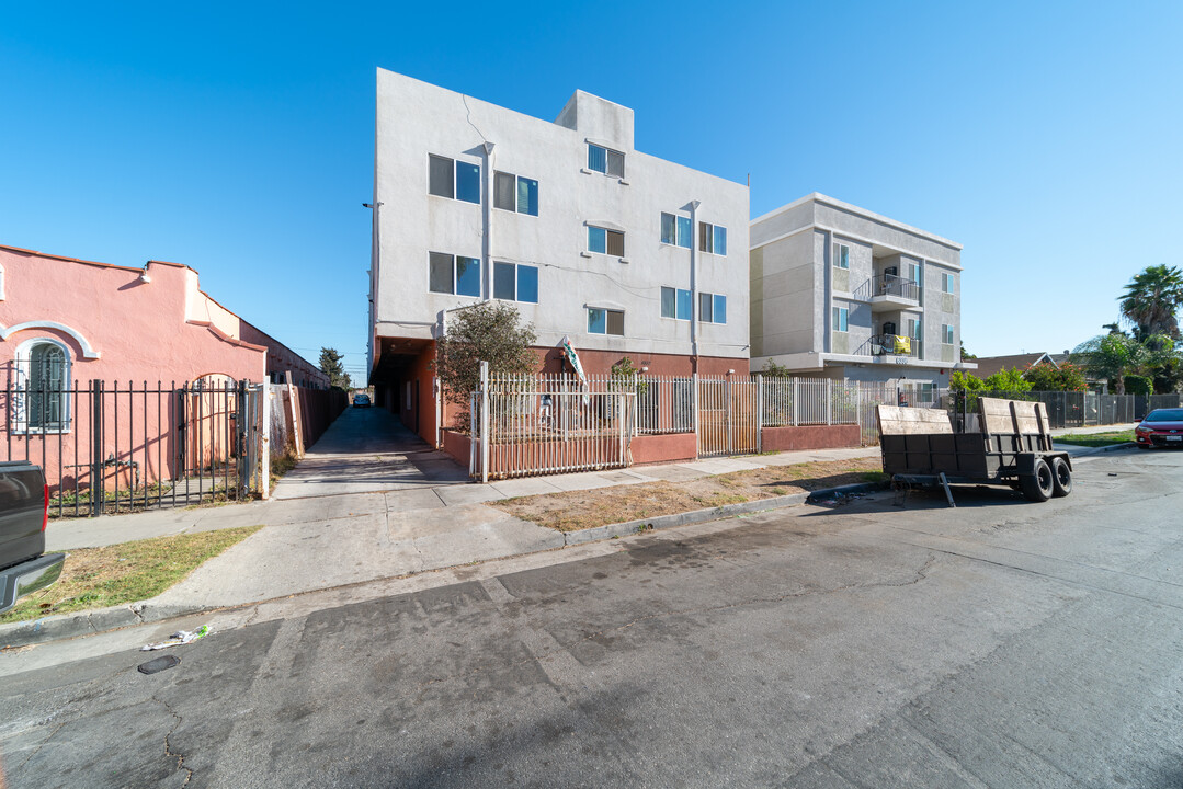 6332 Brynhurst Ave in Los Angeles, CA - Building Photo