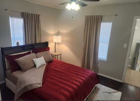 1334 W Ridgewood Ct in San Antonio, TX - Building Photo