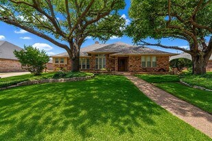 3141 Oakdale Dr in Hurst, TX - Building Photo