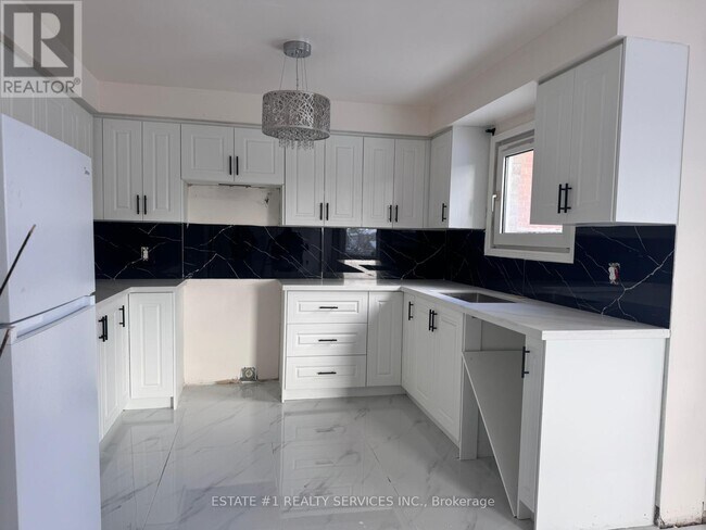 36 Cousins Ct in Brampton, ON - Building Photo - Building Photo