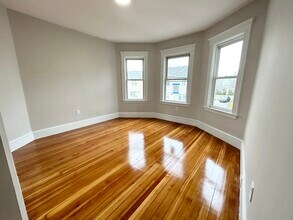 21 Sudan St, Unit 2T in Boston, MA - Foto de edificio - Building Photo