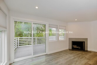 1566 Glenneyre St in Laguna Beach, CA - Foto de edificio - Building Photo