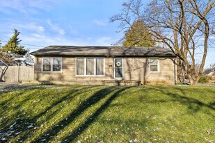 143 E Lowry Ln in Lexington, KY - Building Photo