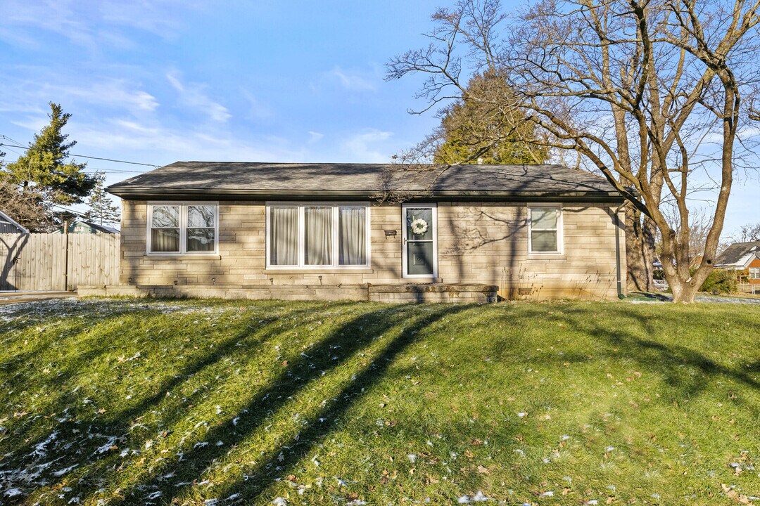 143 E Lowry Ln in Lexington, KY - Building Photo