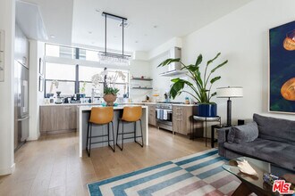 7584 W Skye Way in Los Angeles, CA - Building Photo - Building Photo