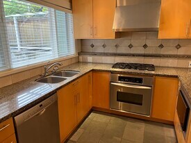 1327 Maple St in Vancouver, BC - Building Photo