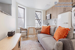 82 Washington Pl in New York, NY - Building Photo