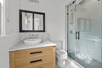 945 Marco Pl in Los Angeles, CA - Foto de edificio - Building Photo