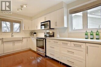 1390 Hastings Rd in Oakville, ON - Building Photo - Building Photo