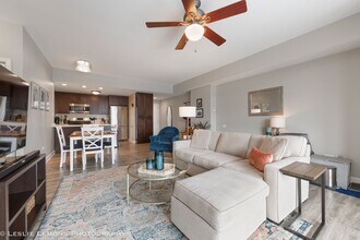 680 N Green St, Unit 606 in Chicago, IL - Foto de edificio - Building Photo