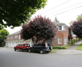 Madison Court in Portland, OR - Building Photo - Building Photo