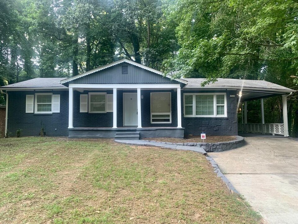 3535 Fairlane Dr NW in Atlanta, GA - Building Photo