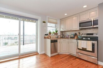205 Webster St in Boston, MA - Building Photo - Building Photo