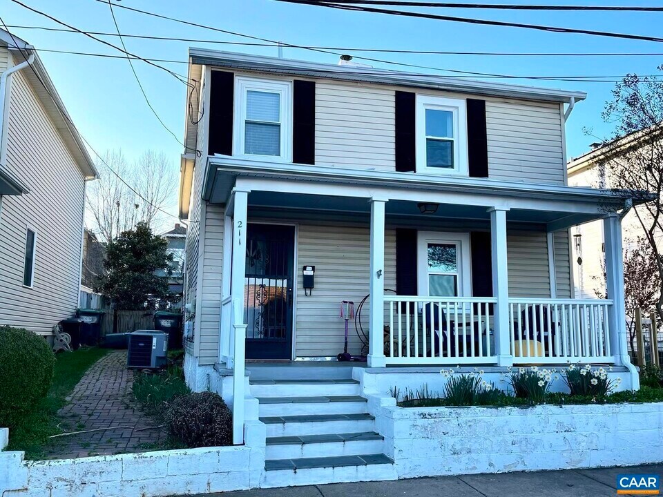 211 5th St NW in Charlottesville, VA - Building Photo