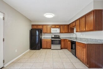 1635 Newport Pl, Unit 1 in Kenner, LA - Foto de edificio - Building Photo