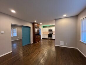 2566 Duck Creek Rd, Unit 2 in Cincinnati, OH - Foto de edificio - Building Photo