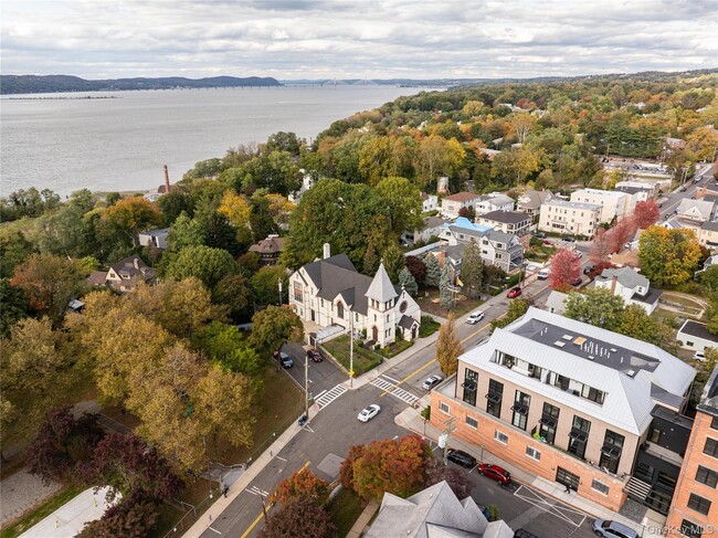 50 Chestnut St in Dobbs Ferry, NY - Foto de edificio - Building Photo
