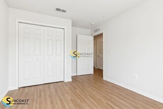 7619 Mailes Ct, Unit 201 in Jacksonville, FL - Foto de edificio - Building Photo