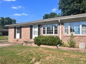 402 Parrish St in Martin, TN - Building Photo