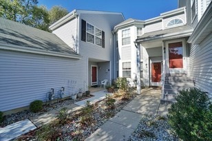 81 Pagoda Ln in Freehold, NJ - Building Photo