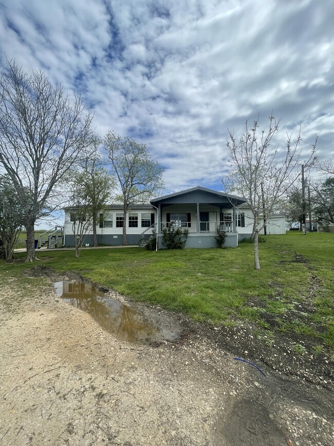 111 Roots Rd in Martindale, TX - Building Photo - Building Photo