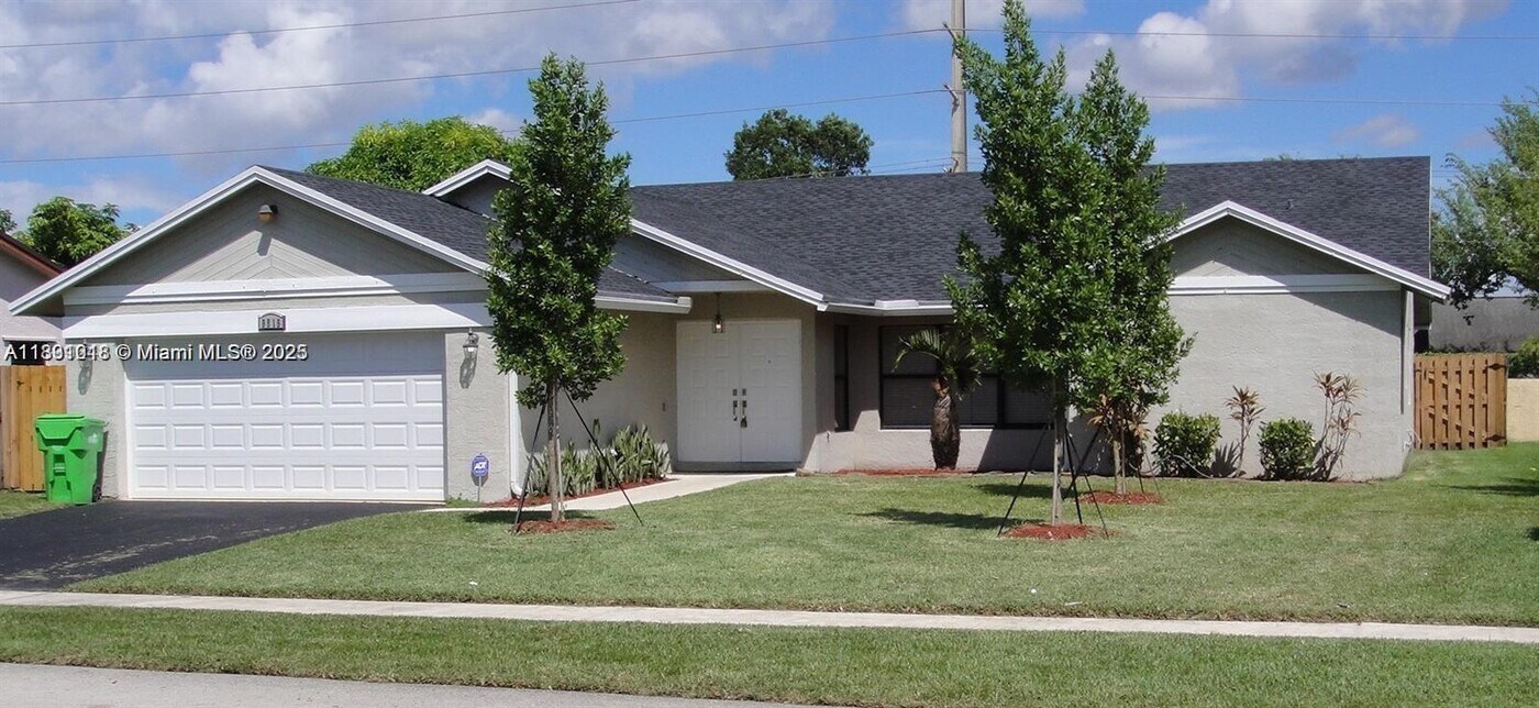 9815 NW 43rd St in Sunrise, FL - Building Photo