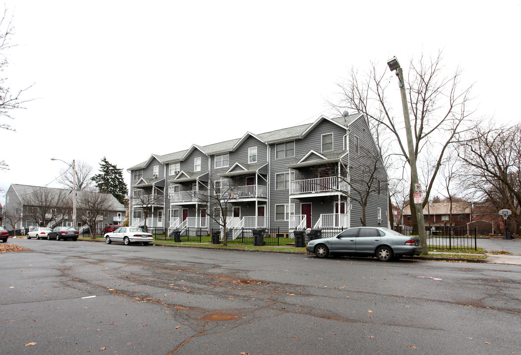 7-13 W Clay St in Hartford, CT - Building Photo