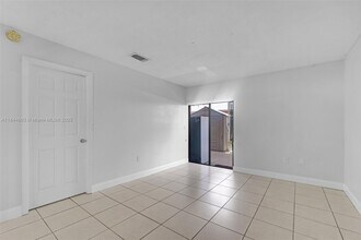 11630 SW 2nd St in Miami, FL - Foto de edificio - Building Photo