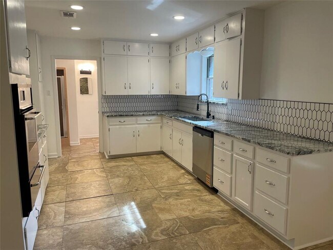 property at 303 S 6th St