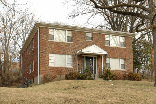 2711 Brownsboro Rd in Louisville, KY - Foto de edificio - Building Photo