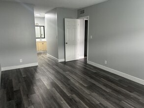 3232 NW 84th Ave in Sunrise, FL - Foto de edificio - Building Photo