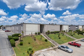 Falls of Alta Vista in Pasadena, TX - Foto de edificio - Building Photo