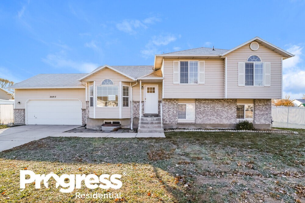 2897 W 2300 N in Clinton, UT - Foto de edificio