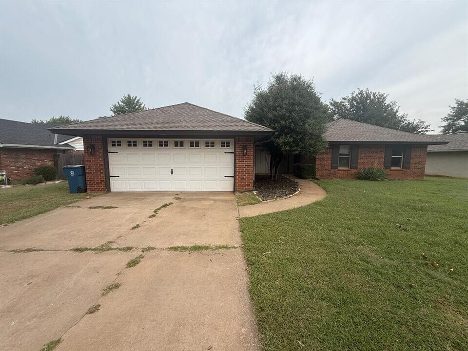 405 Partridge Ln in Edmond, OK - Building Photo